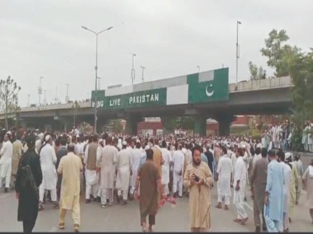 Govt employees jam Peshawar in protest